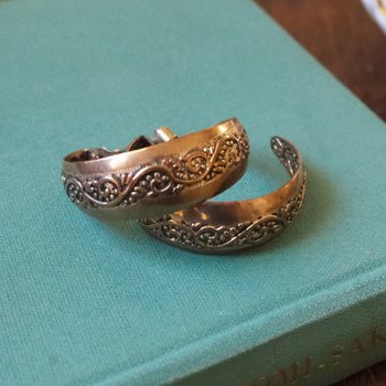 Vintage earrings | Copper tone hoop earrings | Vintage hoop earrings | Ornate hoop earrings | Vintage copper earrings