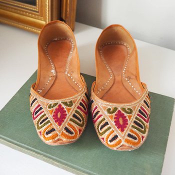 Vintage leather slippers | Embroidered leather slippers | Vintage leather slipper shoes | Indian slippers | Embroidered slippers | UK Size 4