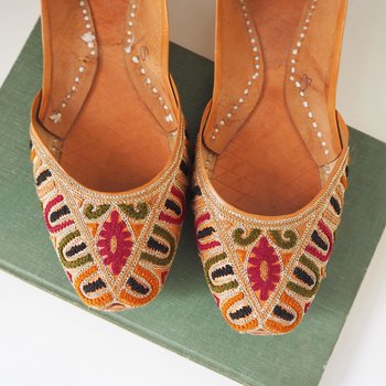 Vintage leather slippers | Embroidered leather slippers | Vintage leather slipper shoes | Indian slippers | Embroidered slippers | UK Size 4