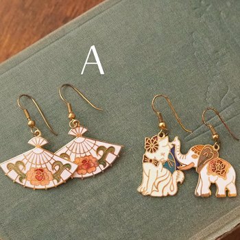 Vintage cloisonné earrings | Vintage dangle earrings | Vintage cloisonné dangle earrings | Mismatched earrings | Enamelled earrings