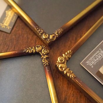 Set of three vintage brass photo frames | Brass photo frames 13x18 cm | Vintage brass picture frames | Vintage floral frames